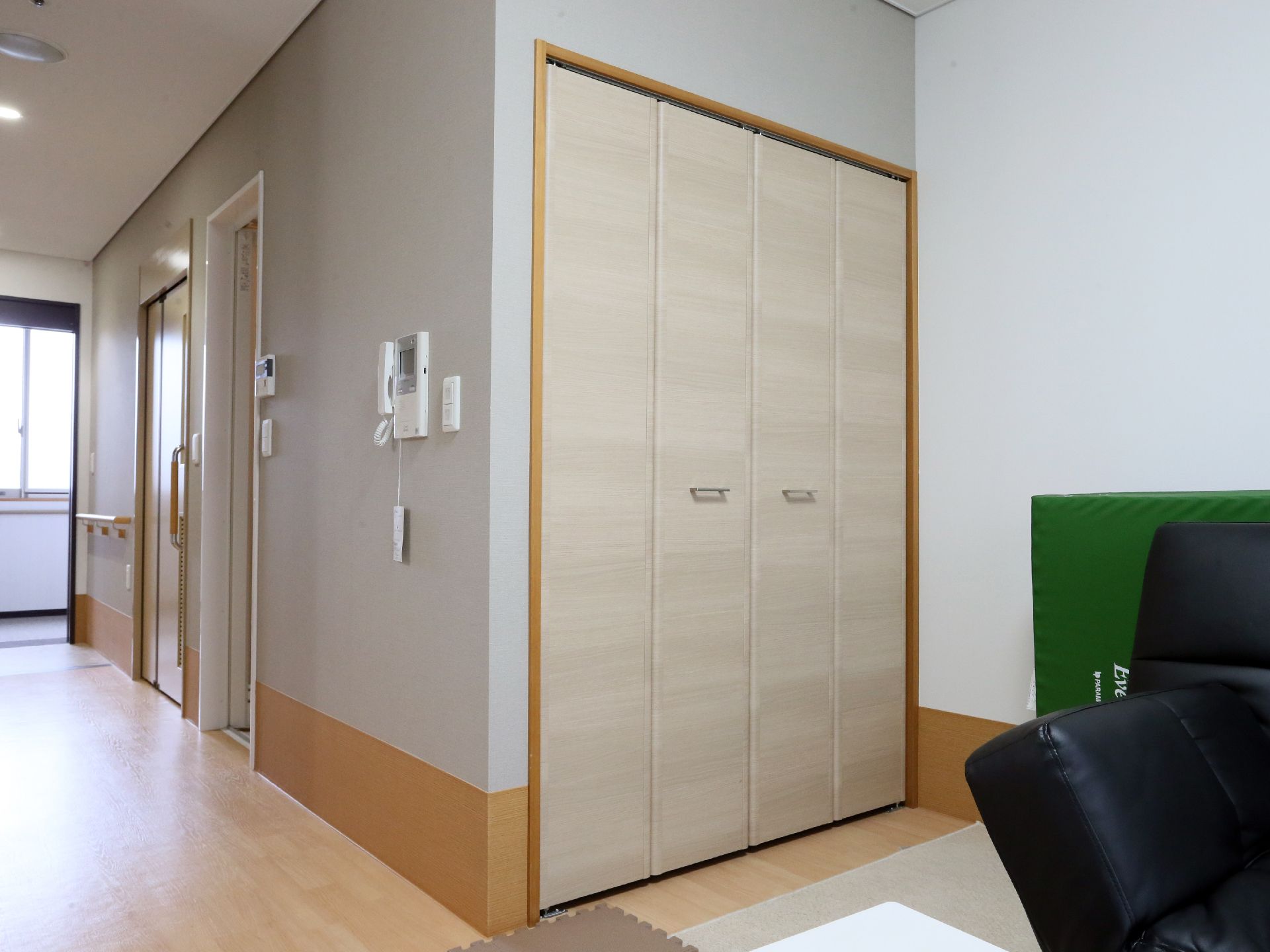 部屋にはソファーが設置されている。さらには、押入れなどの様々な設備も部屋にある。そして、トイレなども部屋にある。