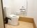トイレには手すりが備え付けられている。トイレの手すりはL字型である。また、ウォシュレットなどの機能もある。