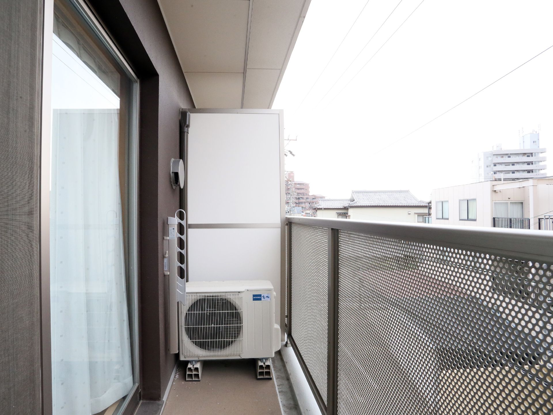 部屋から外に出ると外廊下がある。外廊下にはエアコンの室外機がある。そして、外廊下では外の空気を吸うことが出来る。