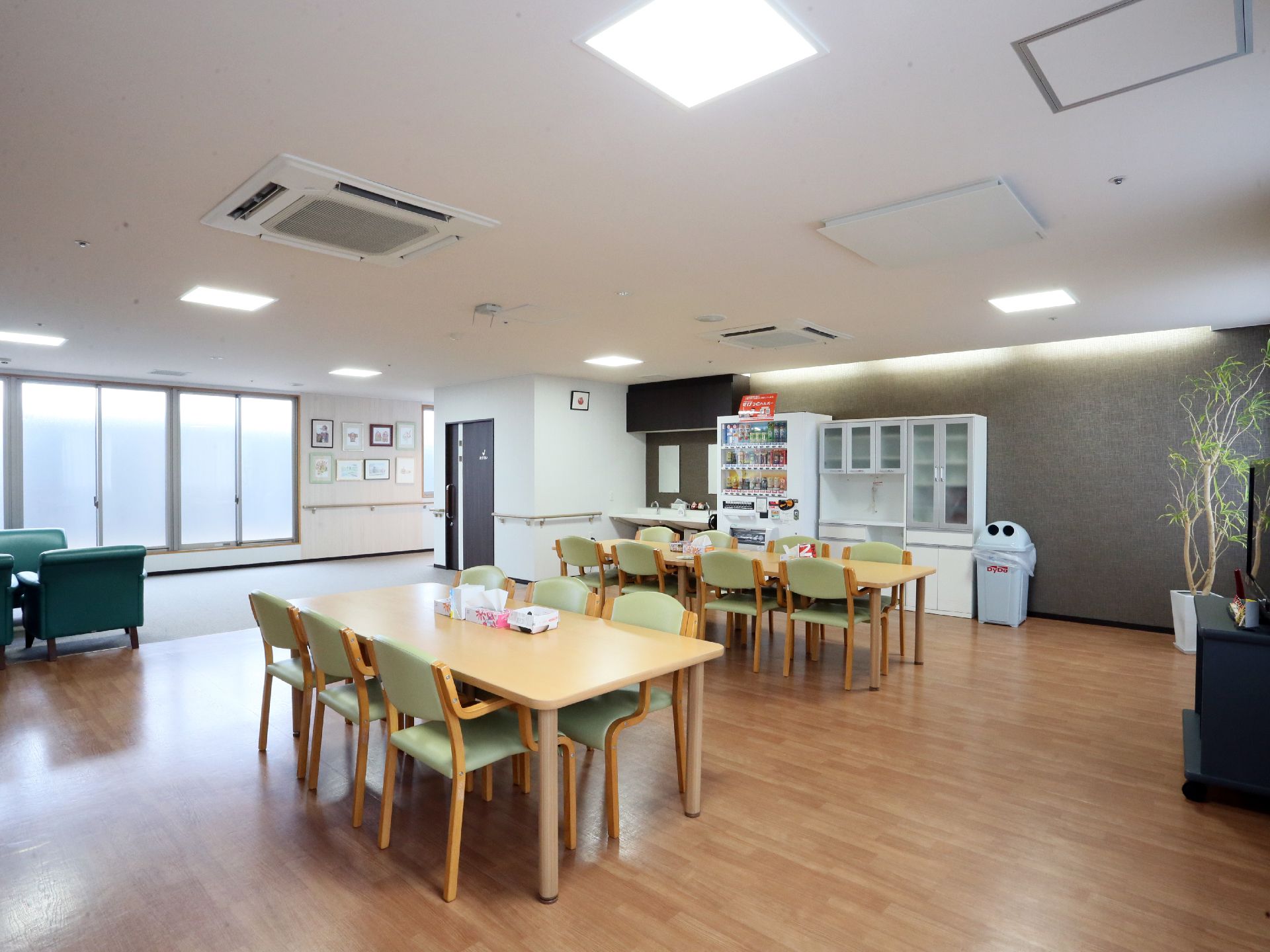 リビングには自動販売機が用意されている。喉が渇いた場合や、何か飲みたい場合は気軽に自動販売機を利用できる。