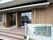 出入口周辺には看板が設置されている。壁の色はレンガのようなオレンジ色である。また、出入口は透明なドアがある。