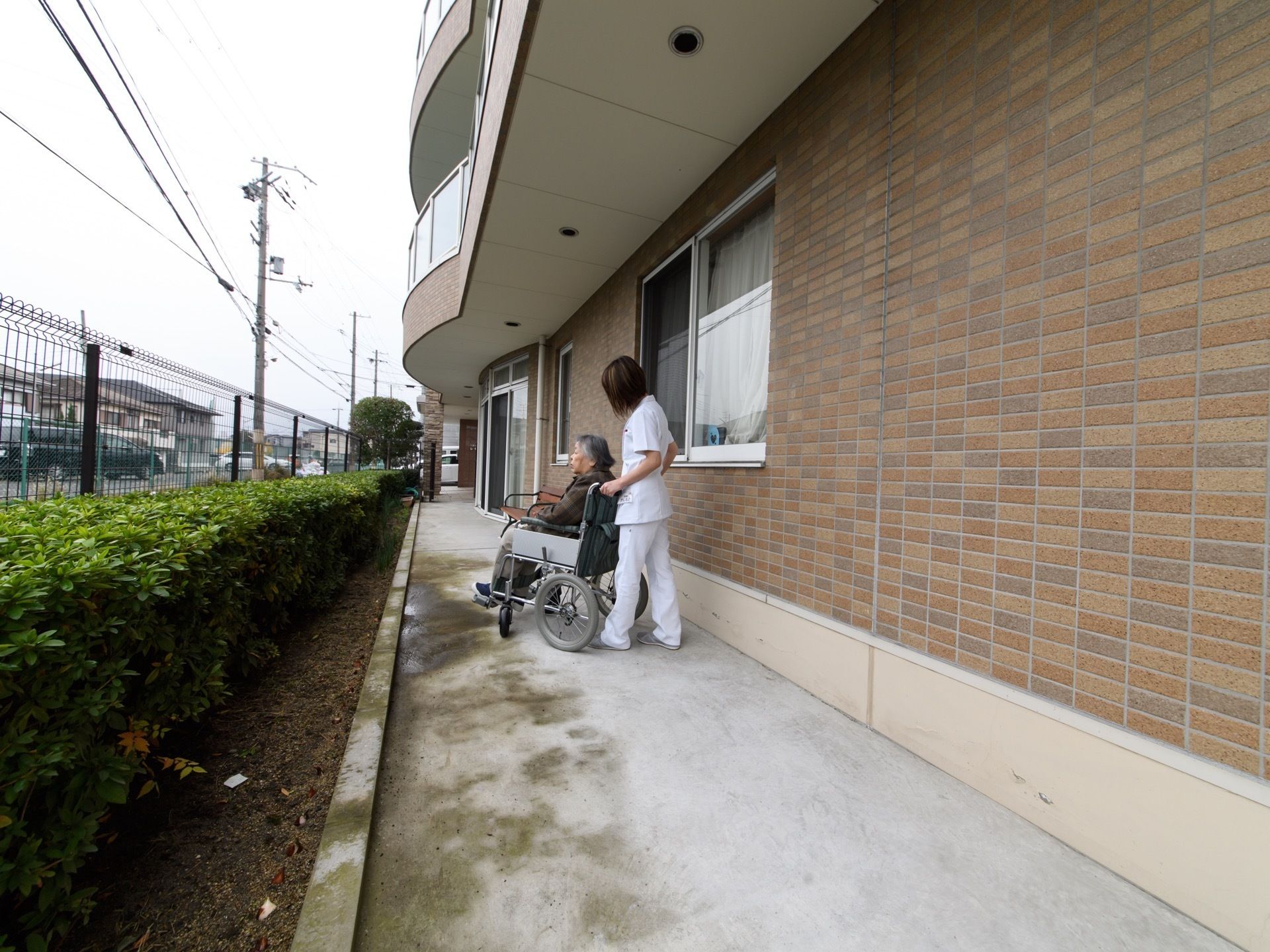 施設を囲むようにベランダがある。また、その横には植栽があるので利用者がリラックスできる場となっている。