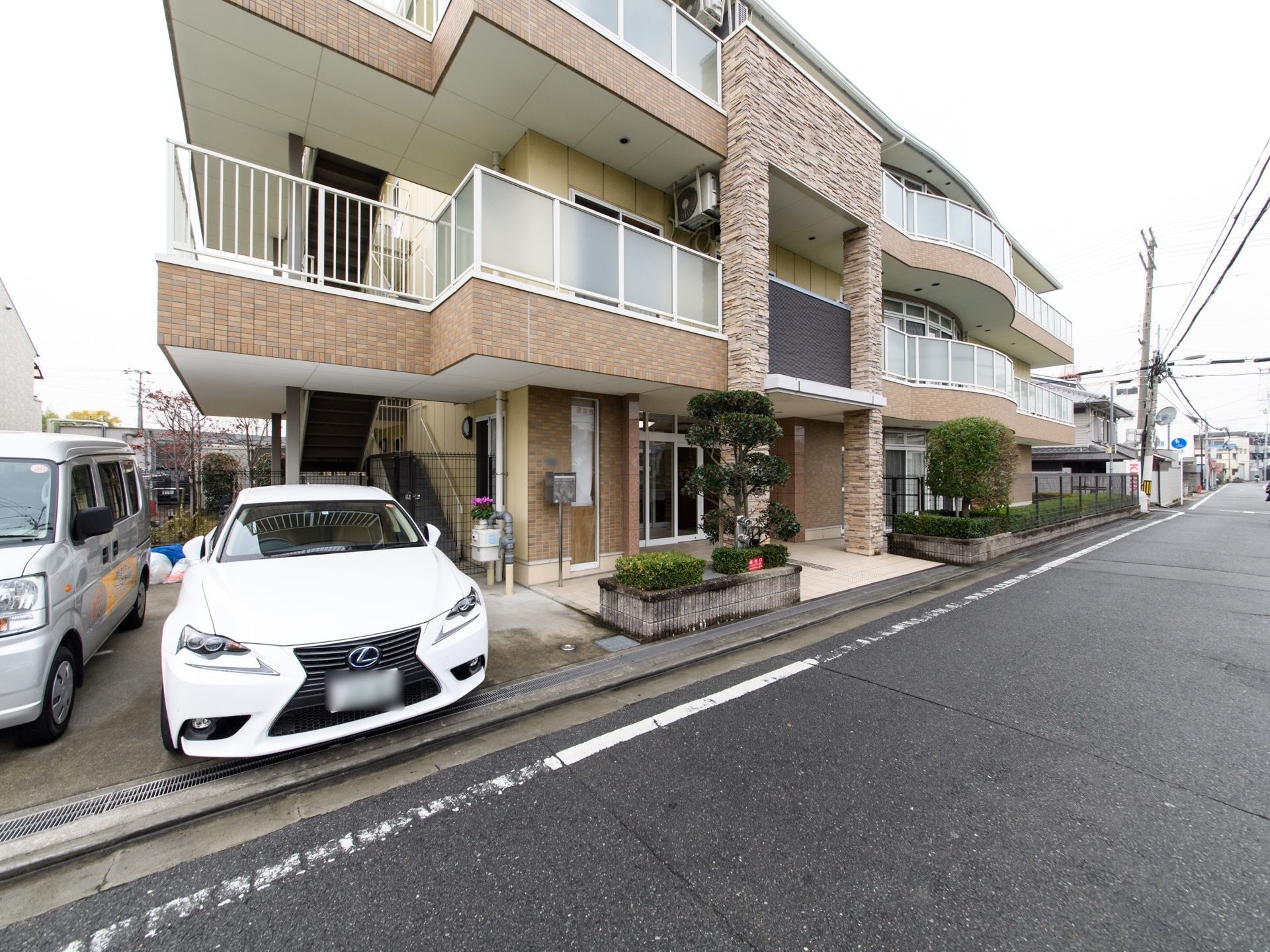 三階建ての新しい建物で、きれいにメンテナンスされている。また、プランターや植木鉢が並べられており明るい印象である。