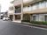 施設の玄関そばに数台停められる駐車場がある。道路と玄関への段差はほとんどなく、点字ブロックが埋められている。