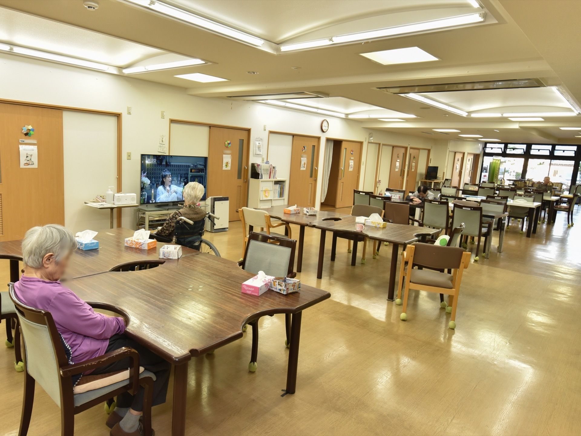 居室の各ドアには、カラフルな色紙で作ったお花を付け、その下に部屋番と名前のプレート、その下には各部屋異なる動物などの絵を貼っている。