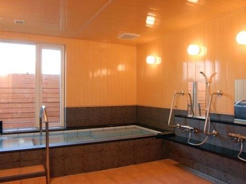 明るい設備完備の浴室