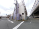 都市部にある建物の周辺風景