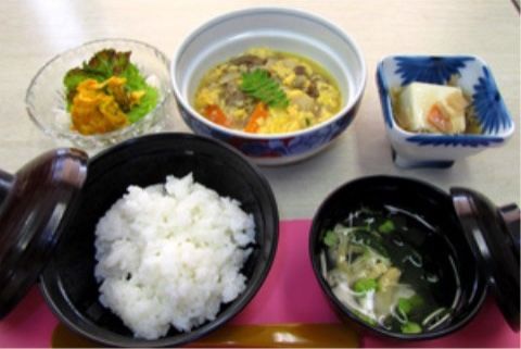 カロリー計算し、栄養バランスを考えた一汁三菜を基本とした料理