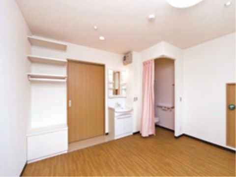 居室は広々とした空間を確保しているので車椅子でも移動が苦にならない。またトイレはカーテンで仕切られているのでストレスなく出入りが可能である。