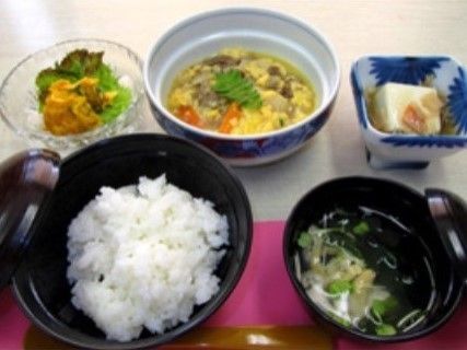 テーブルの上に一汁三菜の食事が用意されている。施設では、栄養面やカロリーを考えて作った料理を１日３食、提供している。
