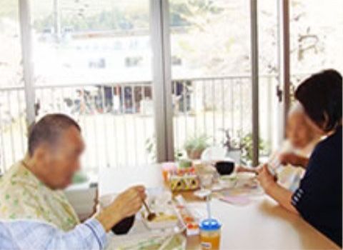 食事を共にする居室内