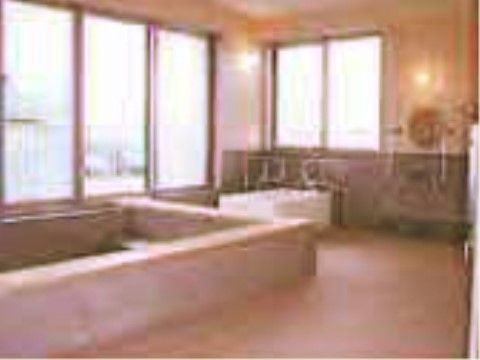 大きな窓から光りが差し込む、奥行き感のある浴室である。入居者様に合わせた浴槽を選択できる作りとなっている。