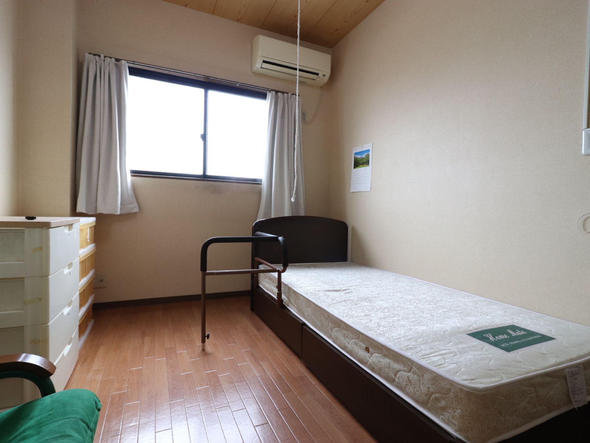 個室の右側には、枕や布団がなく、マットが敷かれているだけのベッドが設置されている。また左手には収納ボックスが置かれている。