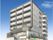 鉄筋コンクリート造りで、高層マンションのような施設外観となっている。建物の外側に非常階段が設置されている。