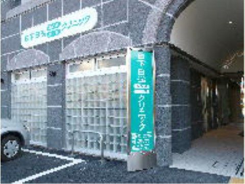 エントランスが広くてフラットな建物の１階に併設された薬局・クリニック