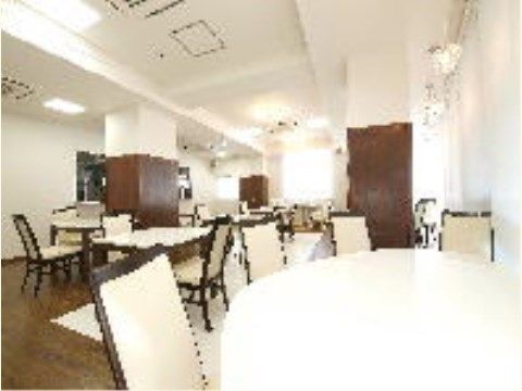 上品な椅子やテーブルを備えた清潔感あふれるレストランで、栄養バランスや健康に十分配慮されたお食事を召し上がっていただける。
