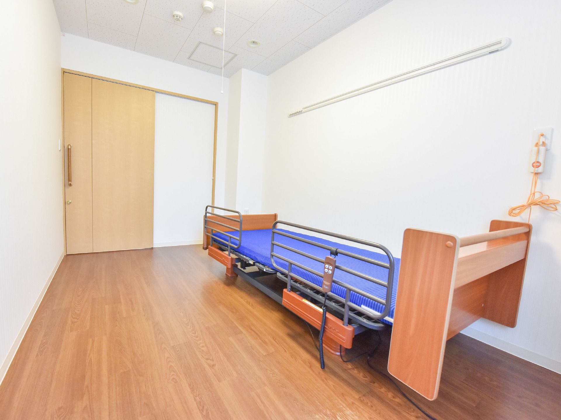 居室の扉は横開きにスライドするタイプで大きく開閉できる。壁にはレールがあり吊り下げることができる。