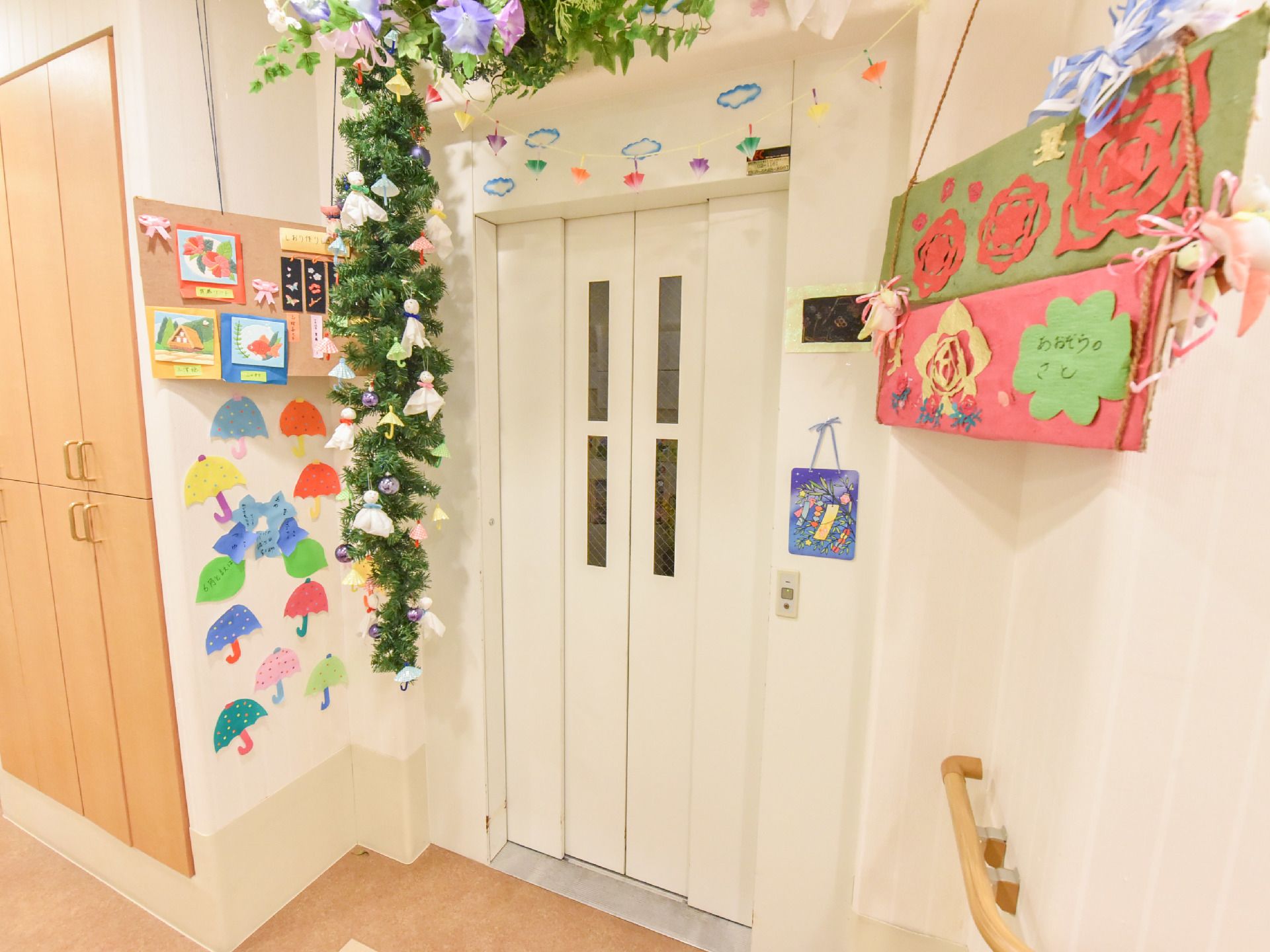 アジサイや傘、てるてる坊主、アサガオの花などがたくさん飾ってある。七夕の飾りもある。手作りのものが飾ってある。