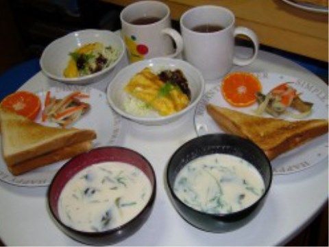 100年ながいきホームの日常。長生きをしていただくための秘訣は、栄養バランスの取れたおいしいお食事です。