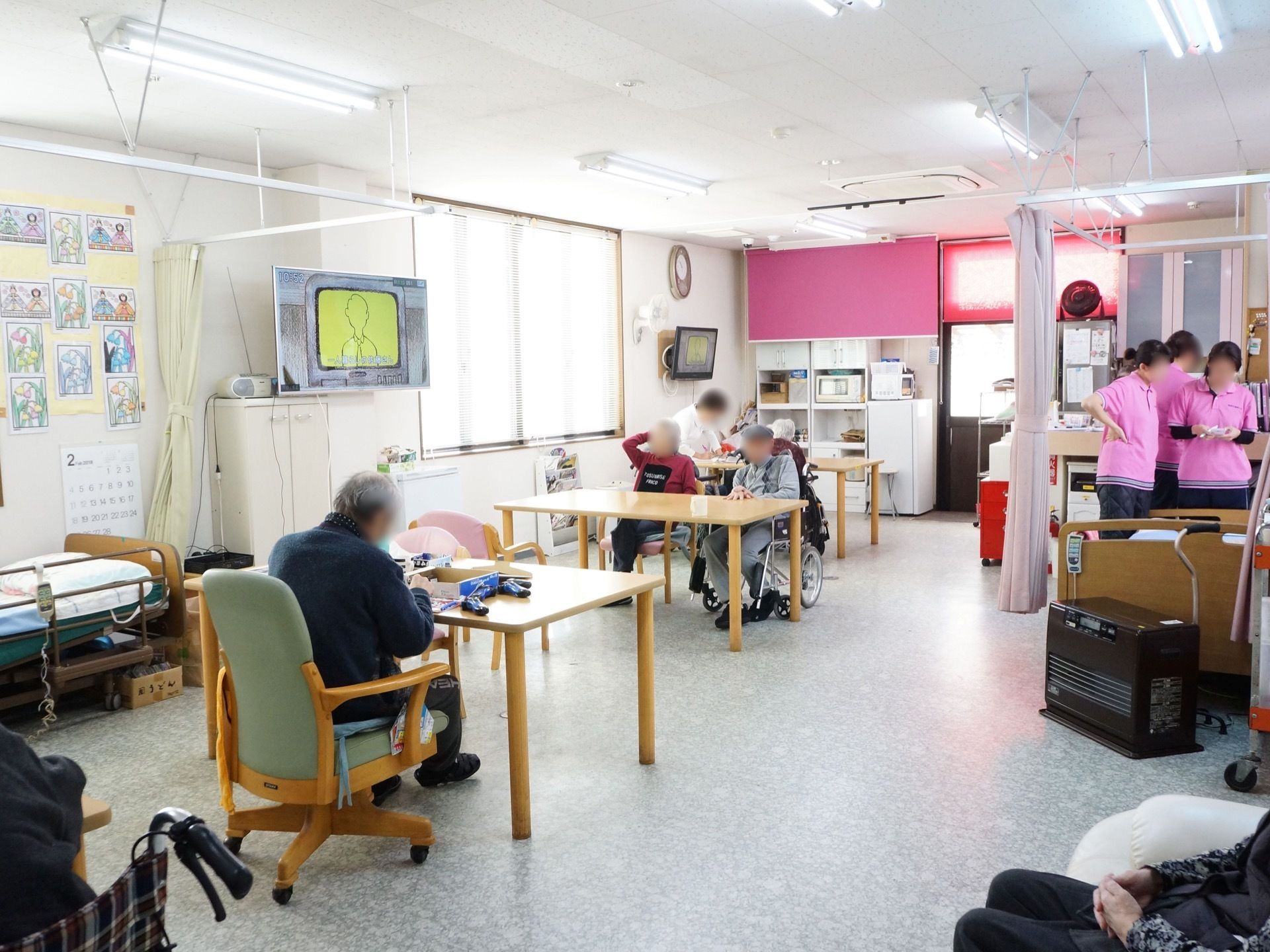 入居者様がスタッフと共にさまざまな活動をおこなっている。ソファーやテーブルセットが複数設置されている。テレビなどを見て寛ぐこともできる。