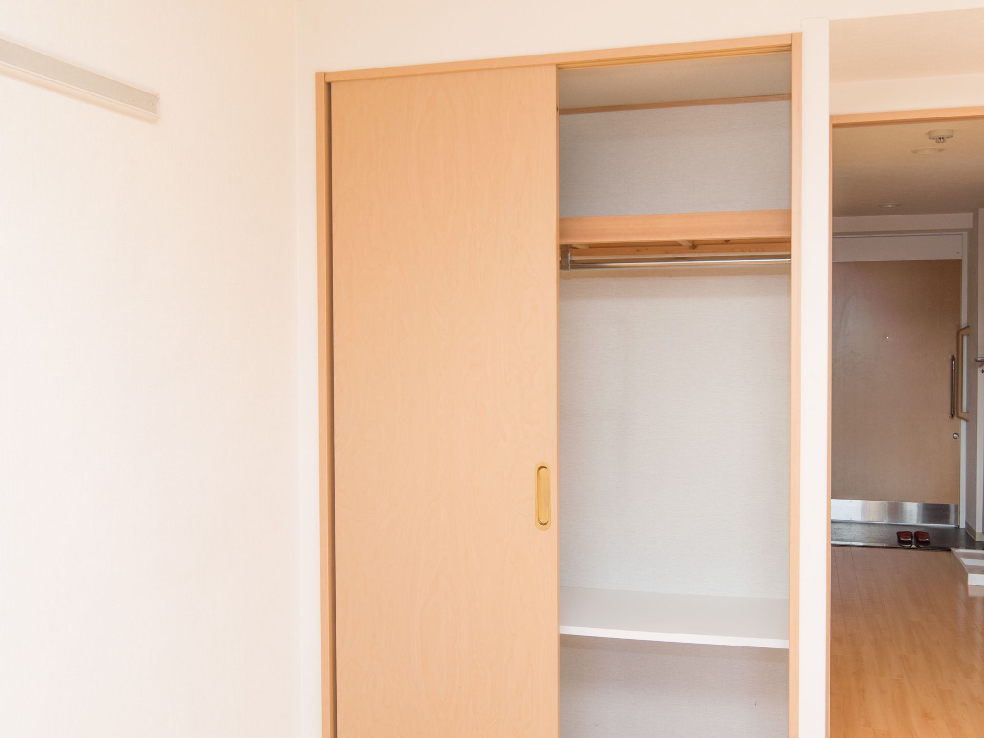 入居者が入る個室は、壁紙が白色で明るい雰囲気に。部屋内にはクローゼットが設置してあるので収納もラクラク。