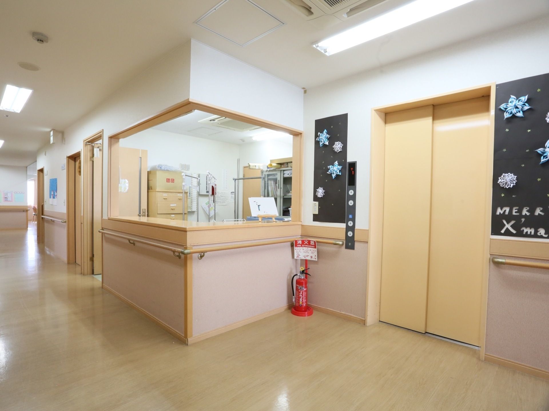 施設内は木目調のものが多く、あたたかみがある。手すりやエレベーターが設置されているので移動しやすくなっている。