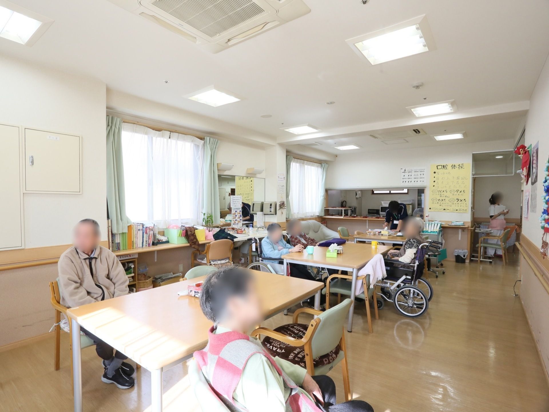 日当たりがよく、明るい雰囲気がある共有スペースである。ゆったりと自分の時間をお楽しみいただける環境になっている。