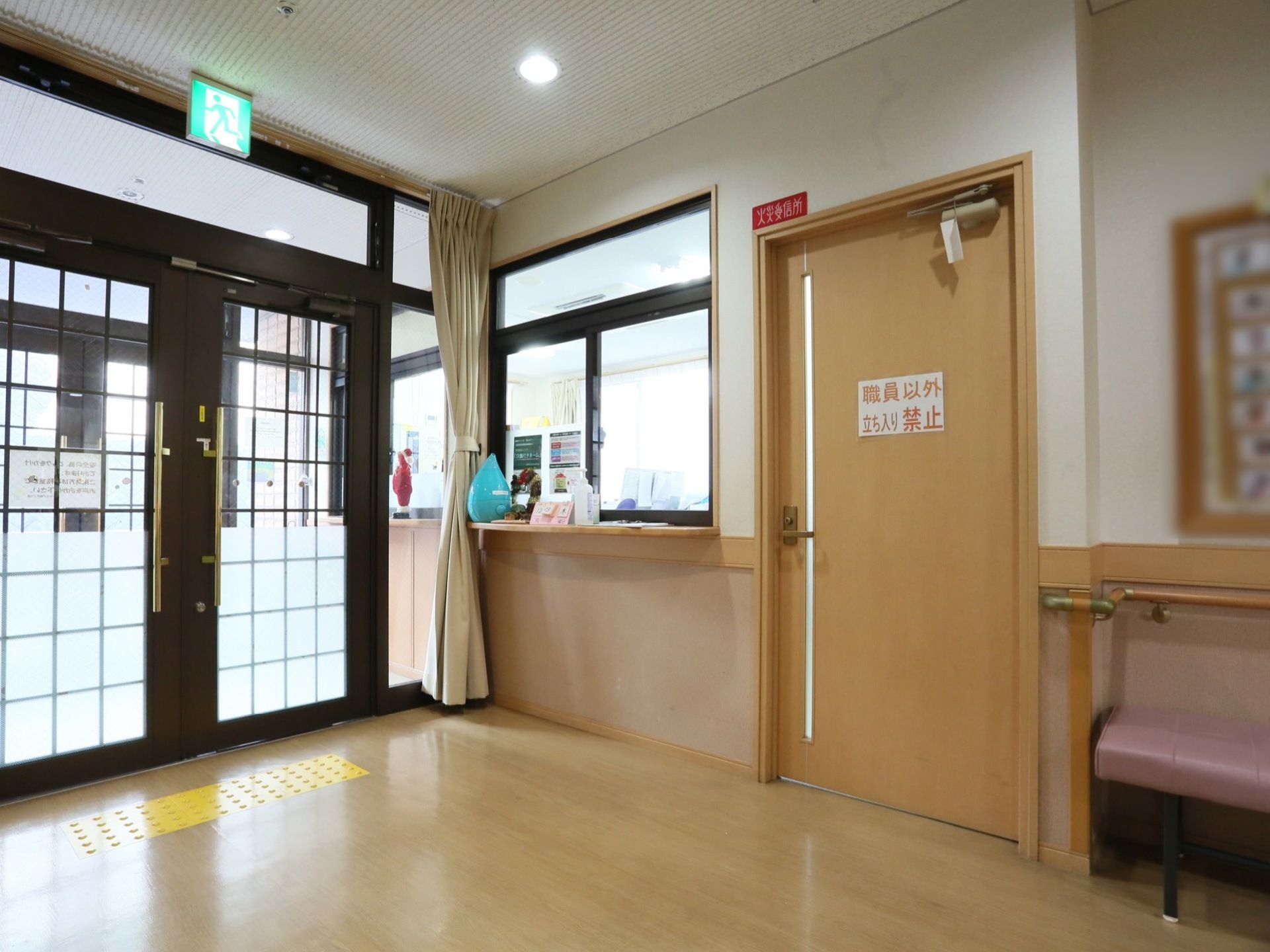 玄関は広々としていて段差がなく、手すりもついているので足腰に不安がある方でも移動しやすくなっている。