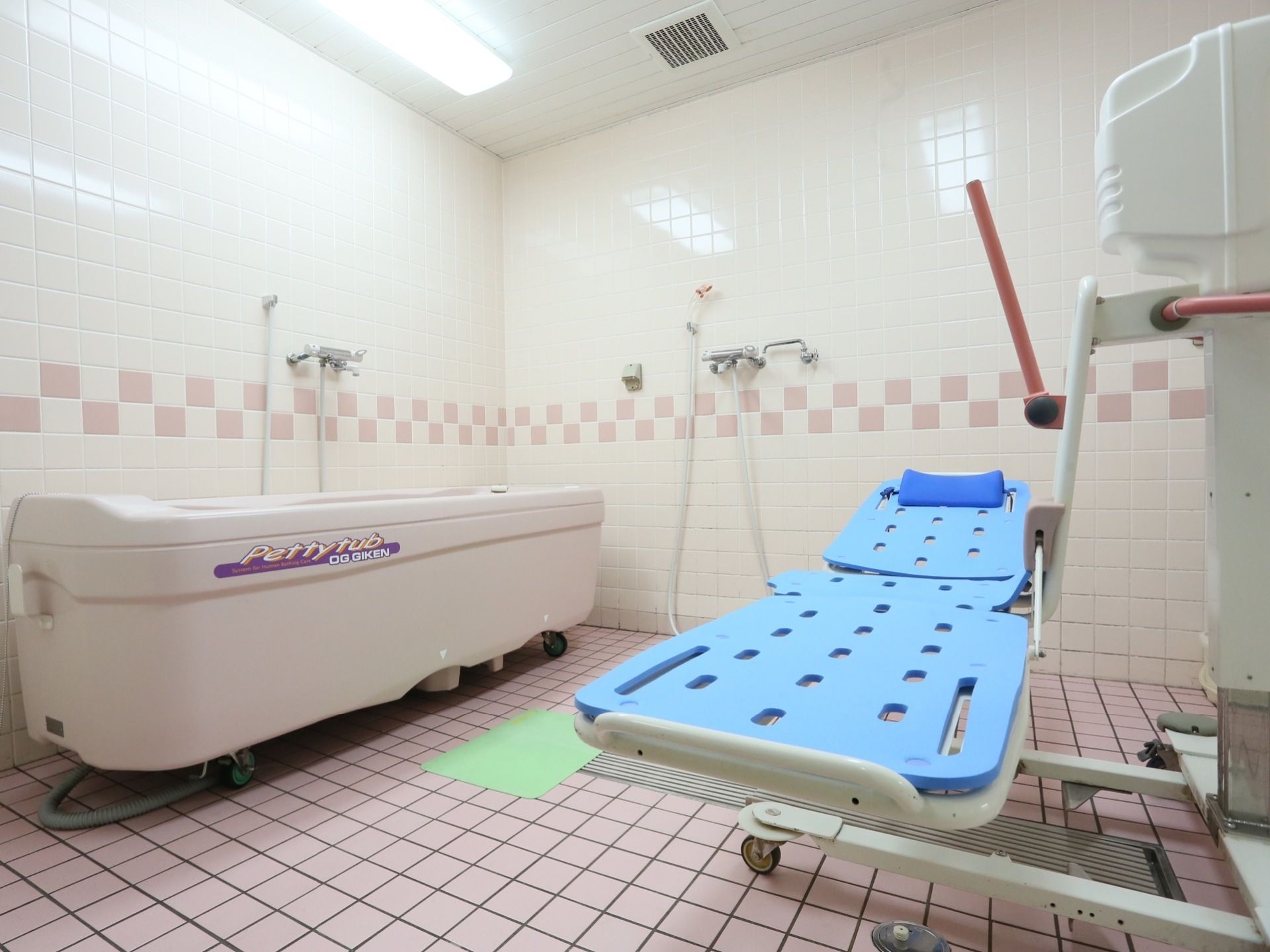 介護用浴室には、寝たままの状態で入浴できる器具が置かれている。スタッフがサポートしながら気持ちよく入浴できる。