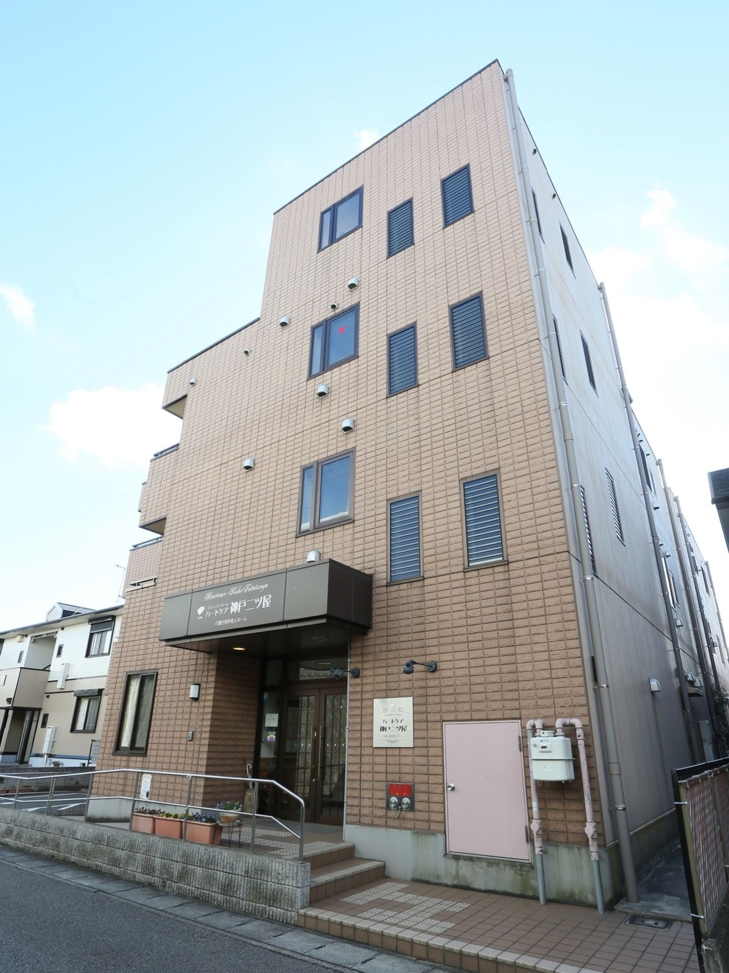 クリスマスイベントの様子を撮影した写真を画用紙にコメントと一緒にまとめた掲示物