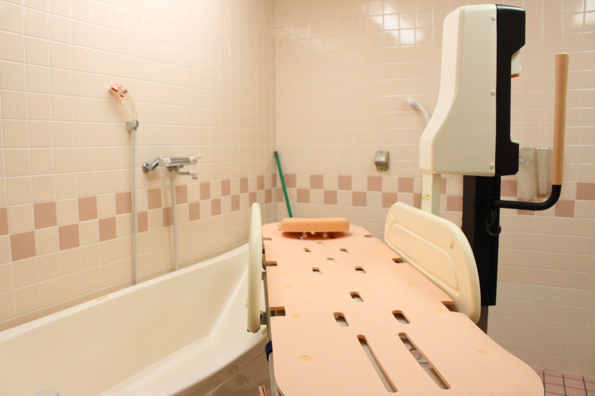 特殊浴室はスタッフが段取りよく介護できるよう、十分な広さを備えている。寝たきりの方にも、足の先までゆったりとお湯に浸かっていただける。