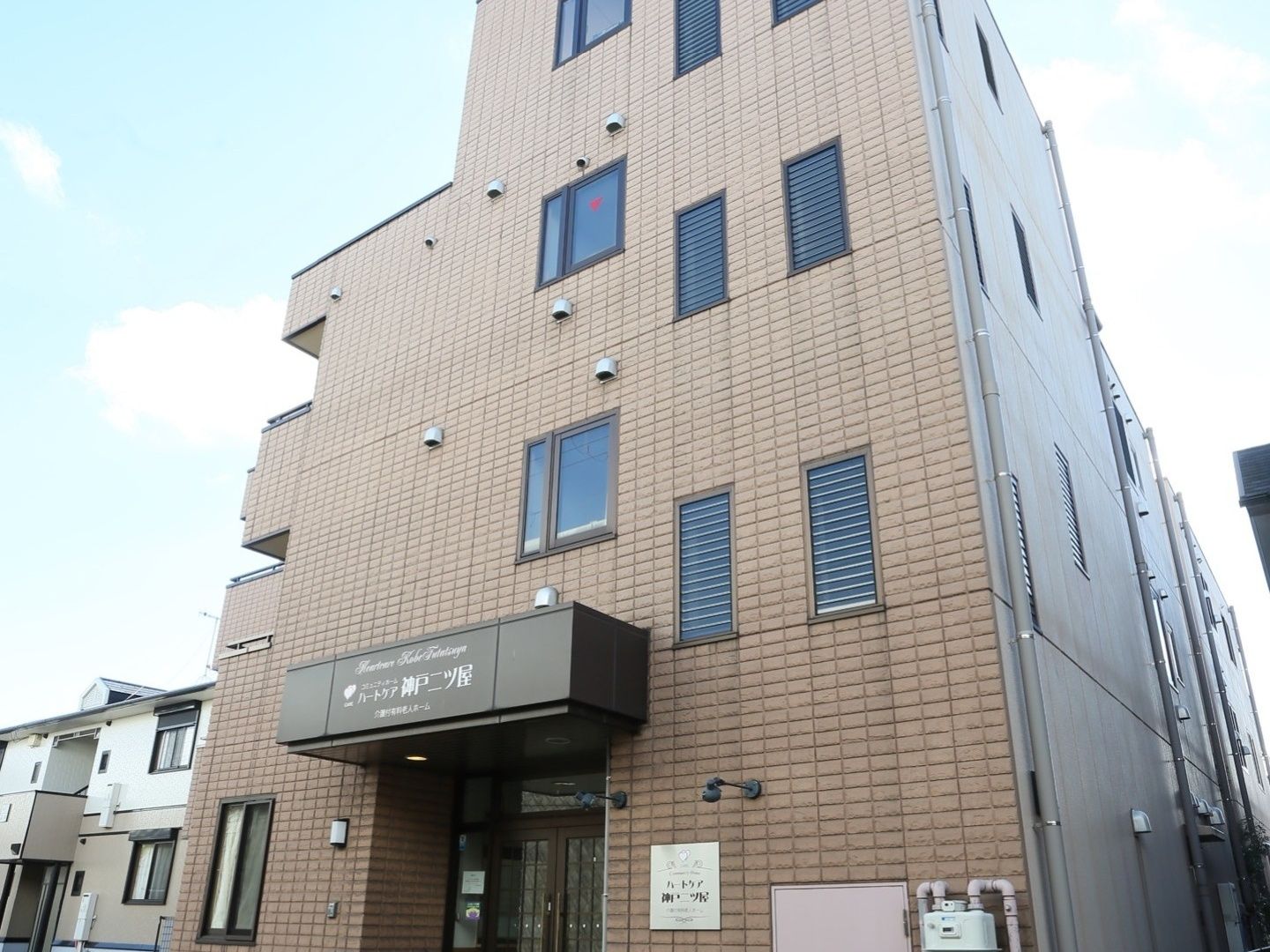 施設は周りに高い建物がなく、日当たりがよくなっている。高さがあり、コンクリートでできていて、しっかりとした作りになっている。