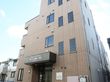 施設は周りに高い建物がなく、日当たりがよくなっている。高さがあり、コンクリートでできていて、しっかりとした作りになっている。