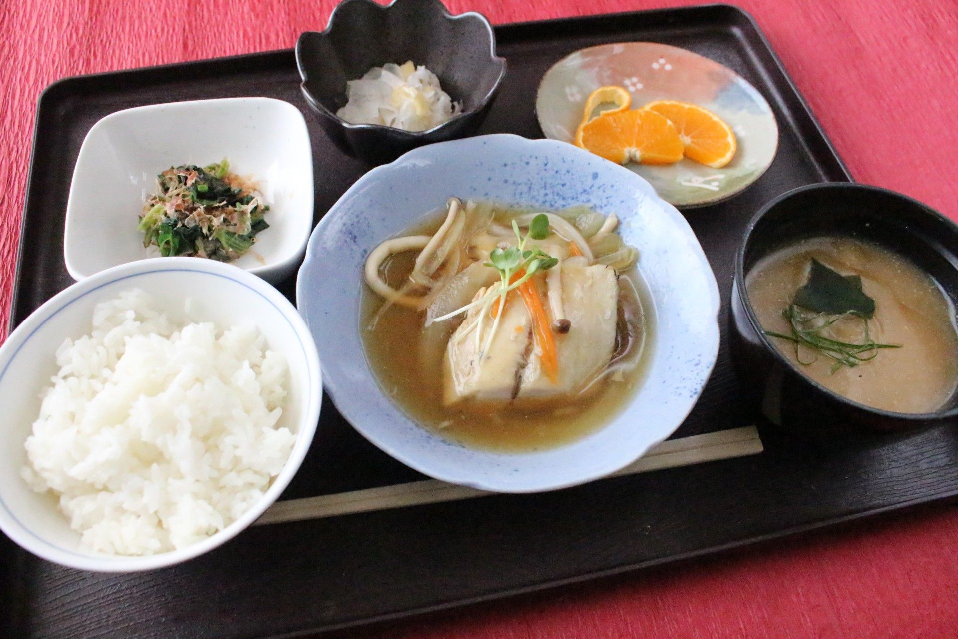 可愛く盛り付けられたカレーやサラダを中心とした料理