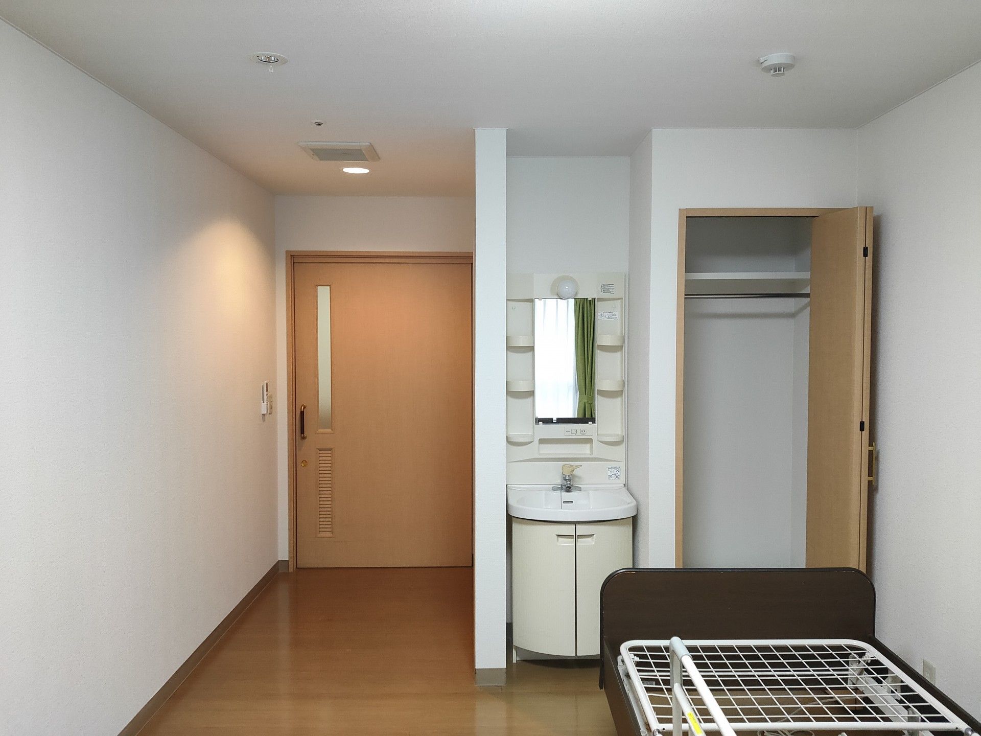 スタッフルームには廊下から直接コミュニケーションをとれる窓が設置されている。ぬいぐるみが並び、親しみやすい印象である。