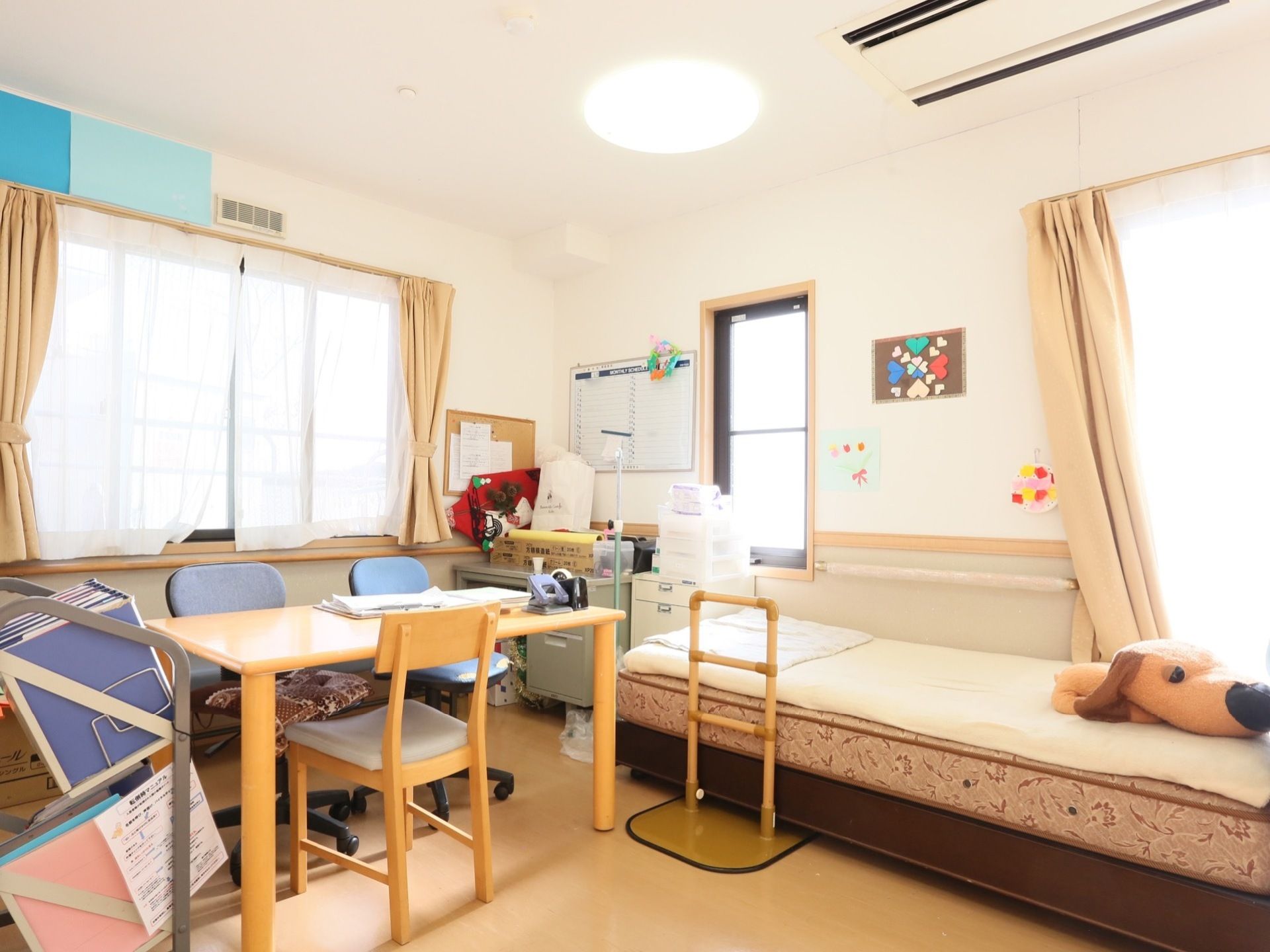 入居者様が急な体調不良などになった際、設置してあるベッドでスタッフに介助されて休憩することができる。