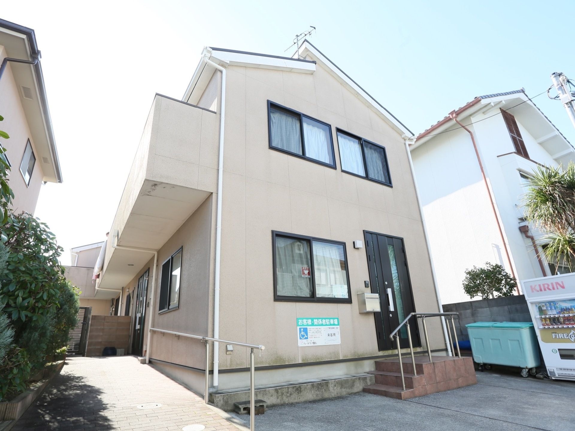 施設は個室や2人部屋を用意している。リーズナブルな料金設定でベテランスタッフによる質の高い介護サービスを提供している。