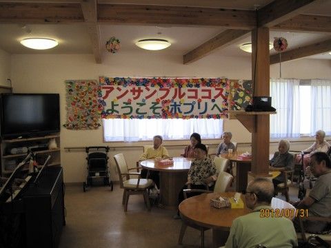 食堂で行われるボランティアの方によるコンサートイベントを楽しむ入居者様たち