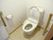 トイレの洋式便器には、温水洗浄便座が設置されいる。壁には、Ｉ型手すりや呼び出しボタンが備え付けられている。