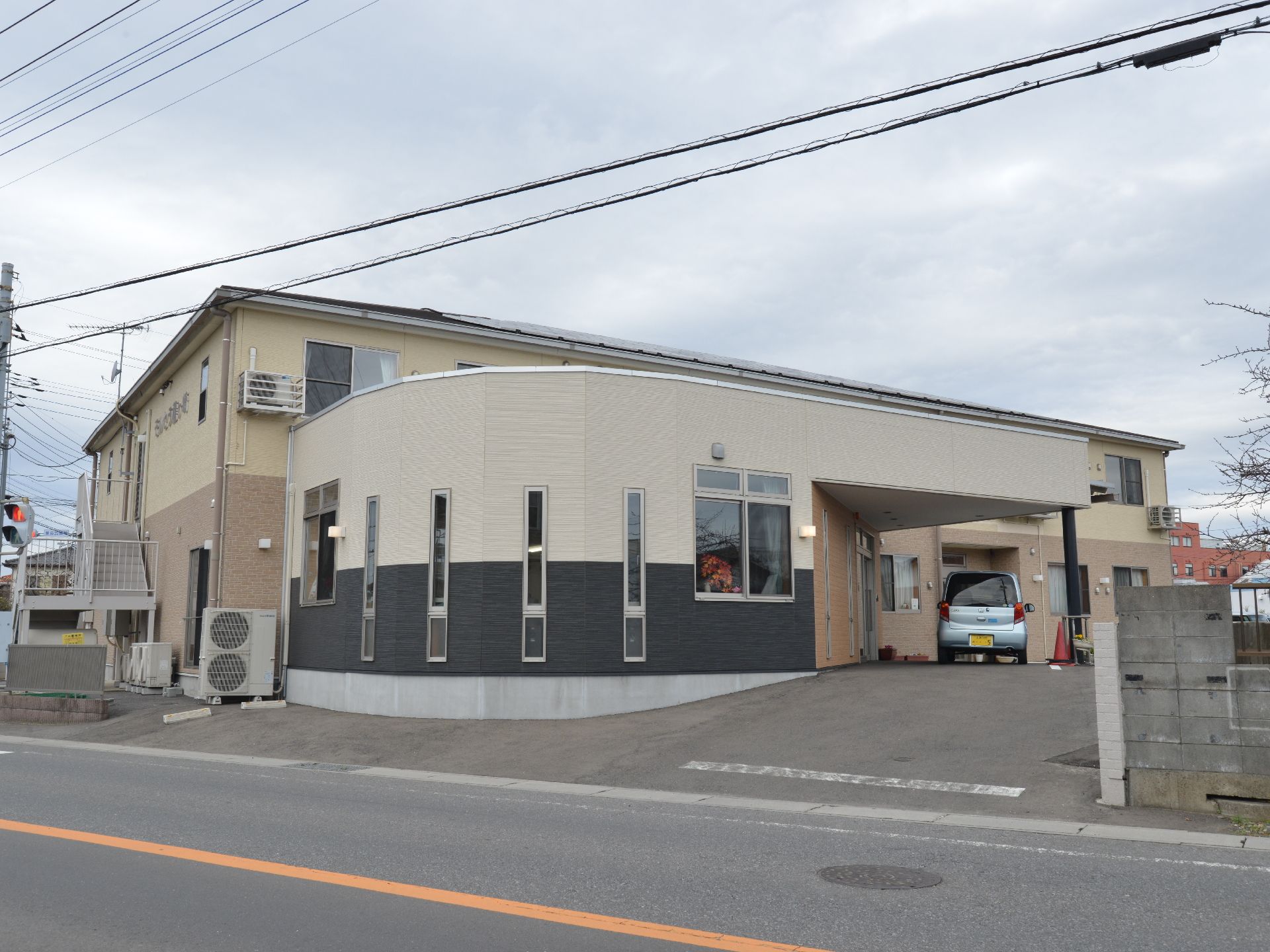 道路側からみたホームは曲線を描いたお洒落なデザインに。そのまま玄関先まで車で入れる。屋根もついており、車の出入りもラクラク。