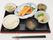 栄養バランスを考えたメニュー。ご飯に味噌汁の他に、揚げ物や煮物、さらに副菜ものなど毎日工夫がされている。