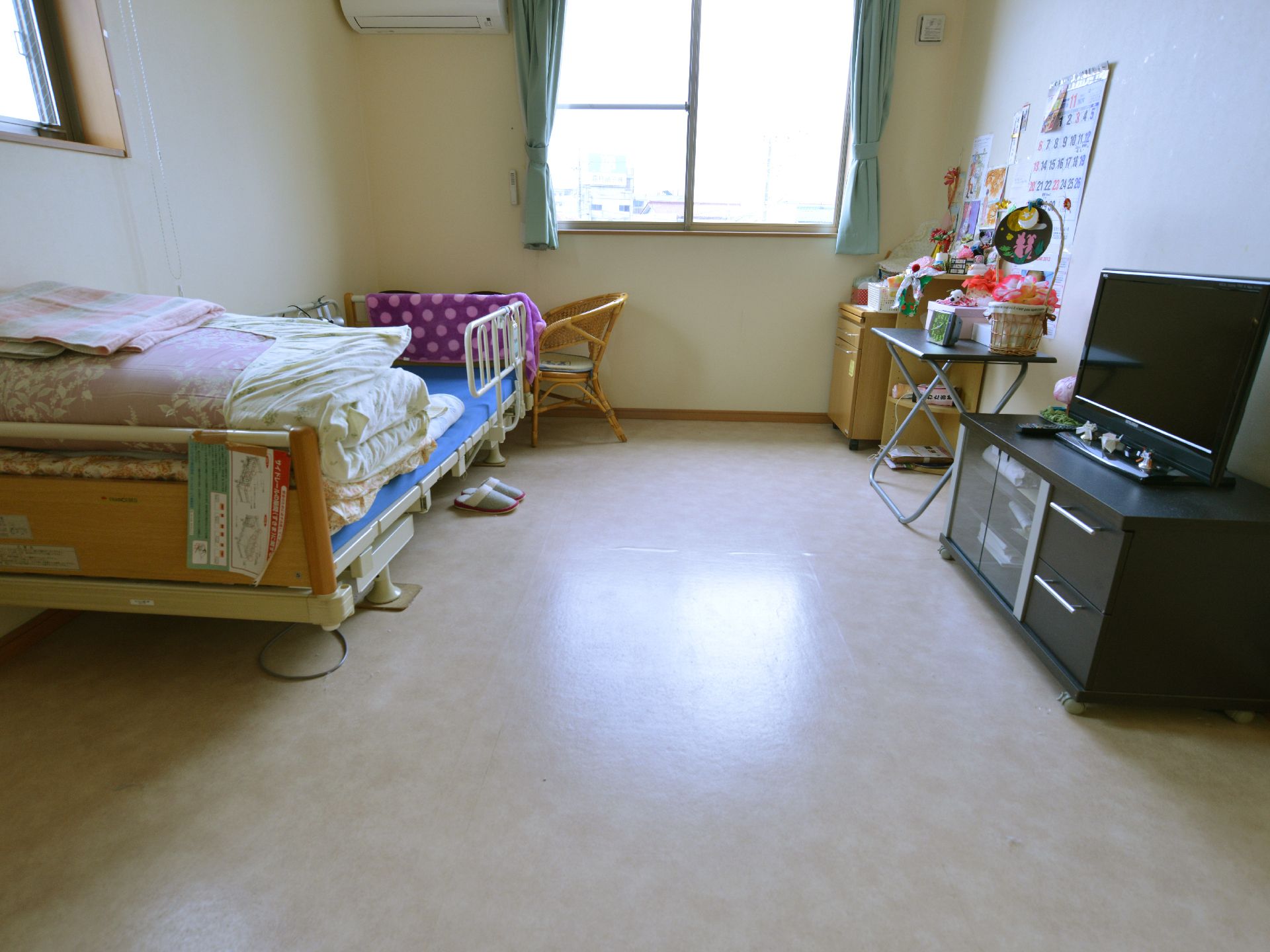 居室は一人一人の個室になっている。窓からは明るい日差しが差し込み、部屋の中を明るくしてくれる。テレビもあり、ひとりの時間も過ごせる。