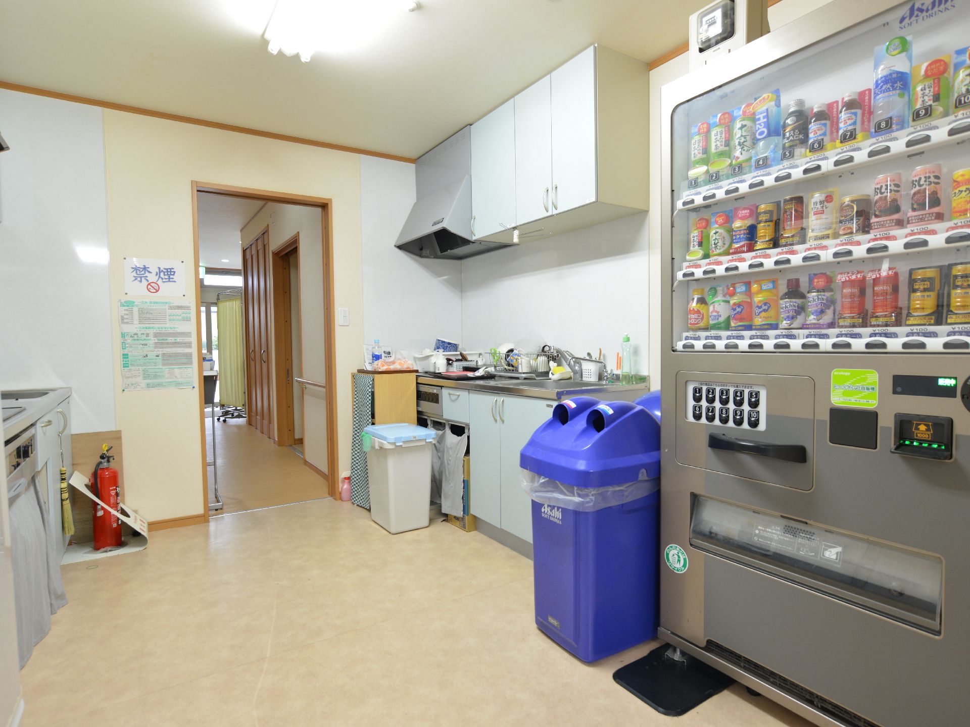 共有で利用可能な台所もある。ちょっとした料理や洗い物も可能。ジュースの自販機もあるので休憩にも利用できる。