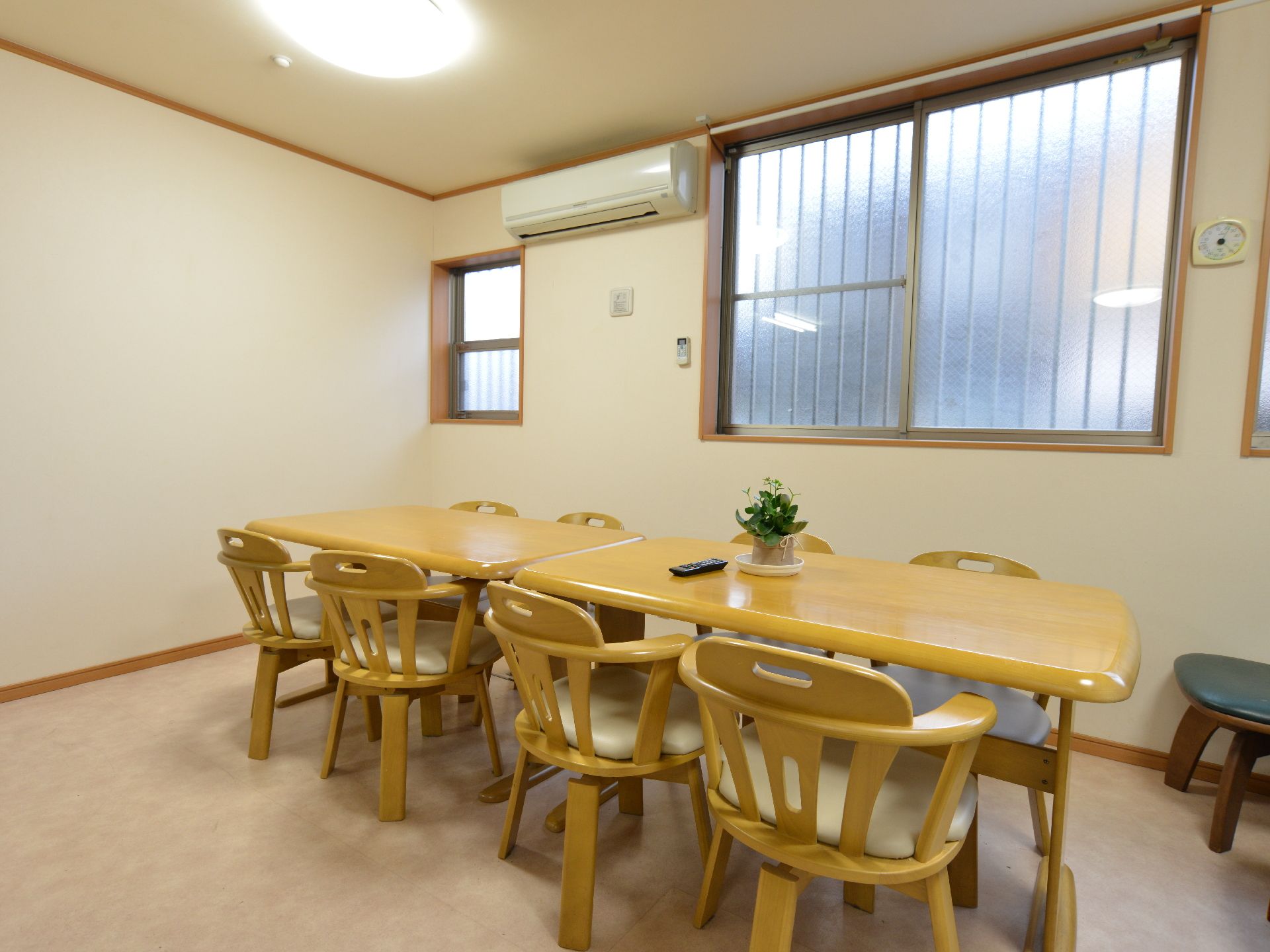 個室も完備してあるので、友達や家族との面会も問題なし。周りに聞こえることもなく、スタッフへの相談もできるので便利。
