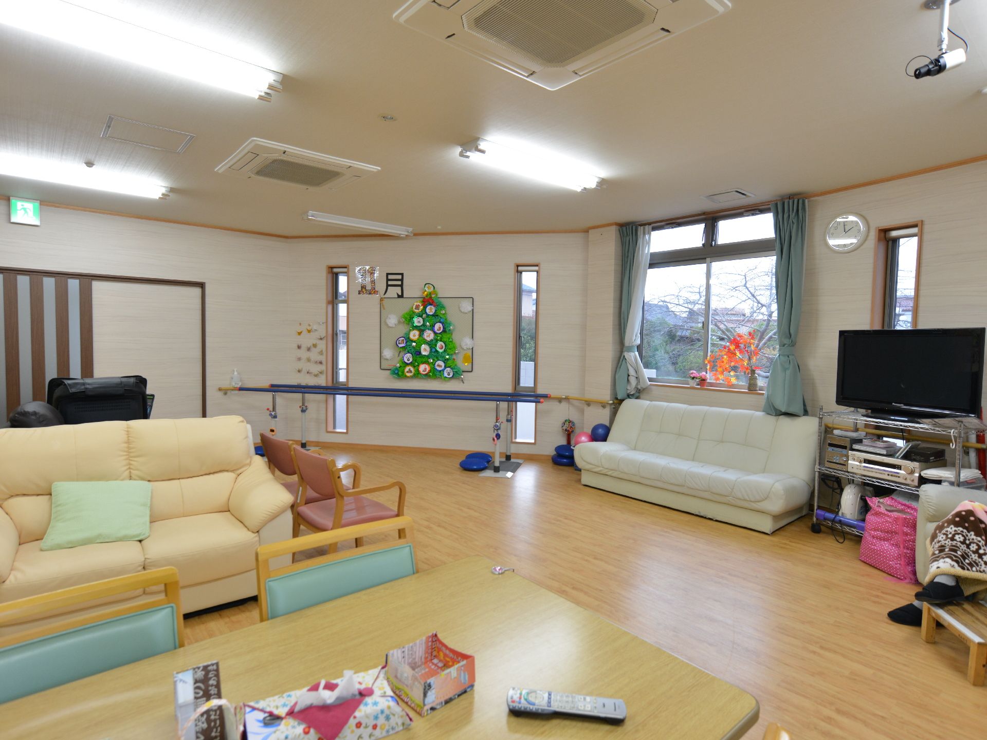 入居者のみんながくつろげるスペースのデイルーム。ソファやテーブル、椅子も用意してあり、談笑を楽しめる。