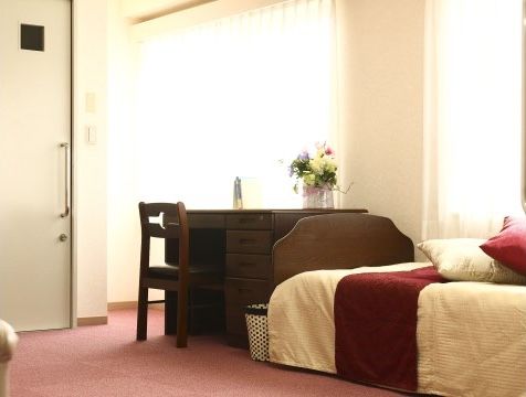広くスペースが確保され、窓から陽射しが入り明るい居室である。床はカーペット材で敷き詰められており、危険防止になる。