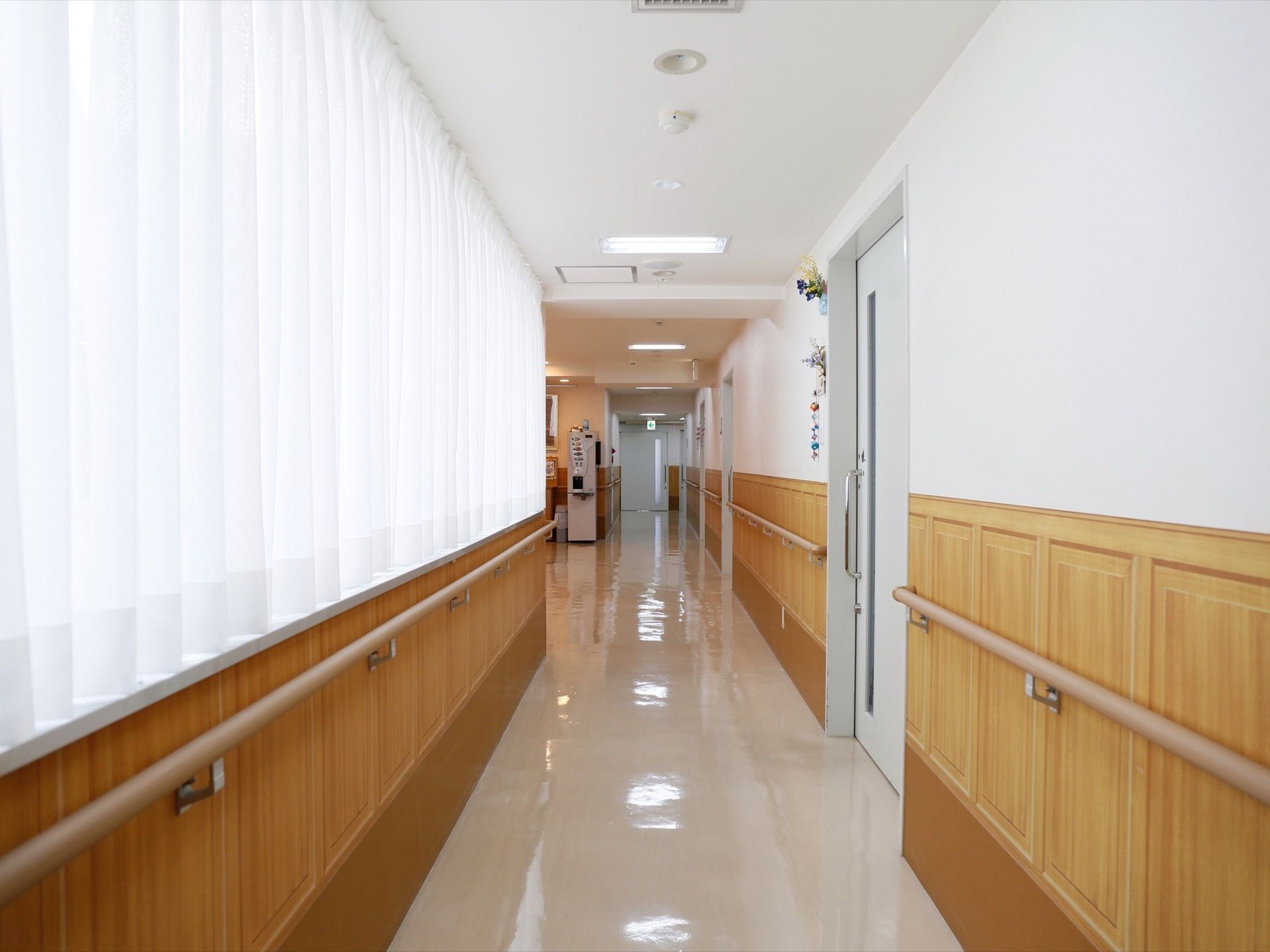 廊下の両サイドには、手すりが設置されている。奥行きのある通路となっており、突き当りには非常口がある。