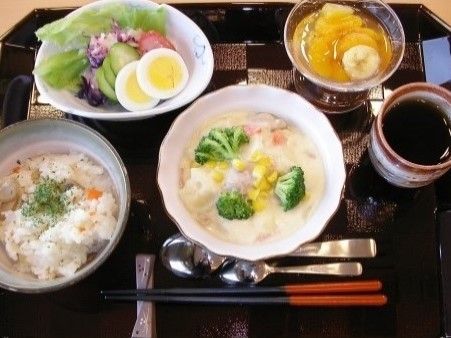 色彩豊かに盛り付けられた食事の献立である。栄養バランスが考慮され、食べ応えのあるメニューで提供する。