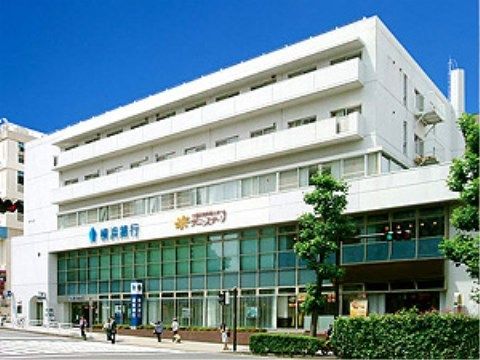 アクセス良好な環境に立地する介護施設である。施設周辺には商業施設や公共機関も近く、利便性が良く暮らしやすい。