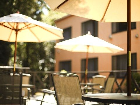 天気のいい日にはテラスのテーブルでお茶を楽しんだり、仲良しの入居者様との語らいの時間をお過ごしいただける。